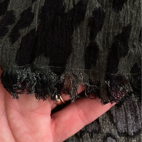 Umgee Cheetah Print Tunic Blouse V-Neck Raw Hem Green & Black (Size M) - Picture 8 of 14